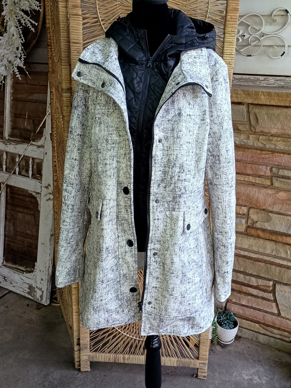 Guess black and white textured raincoat featuring a zip-out quilted bib and hood